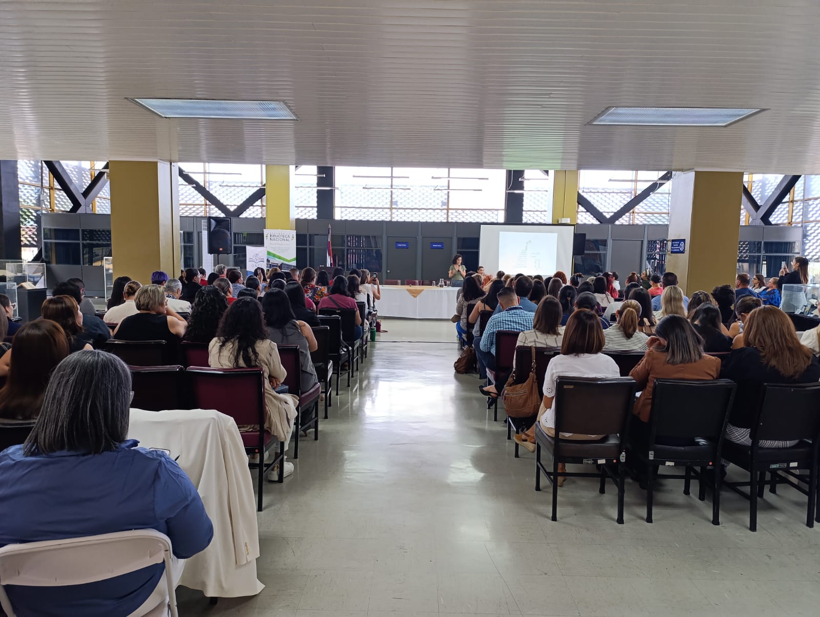 Público en encuentro ONEI