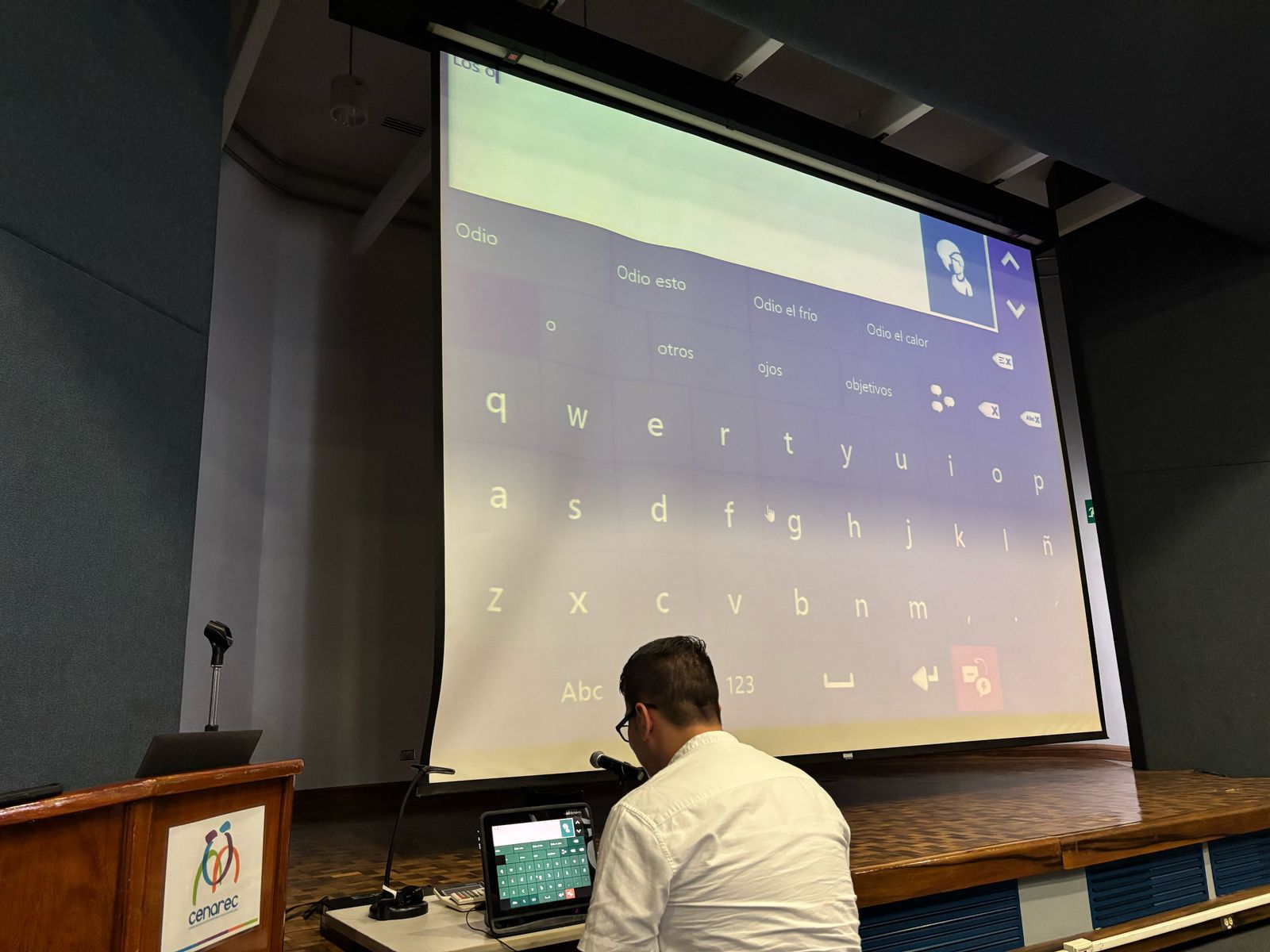 Se observa foto de participante de la jornada probando sistema de comunicación alternativo