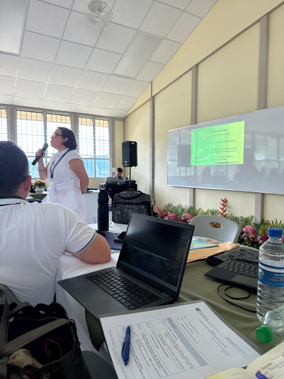 Karla Castillo ante las personas participantes