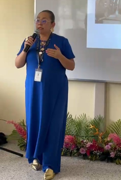 Paola Rivera se dirije al público