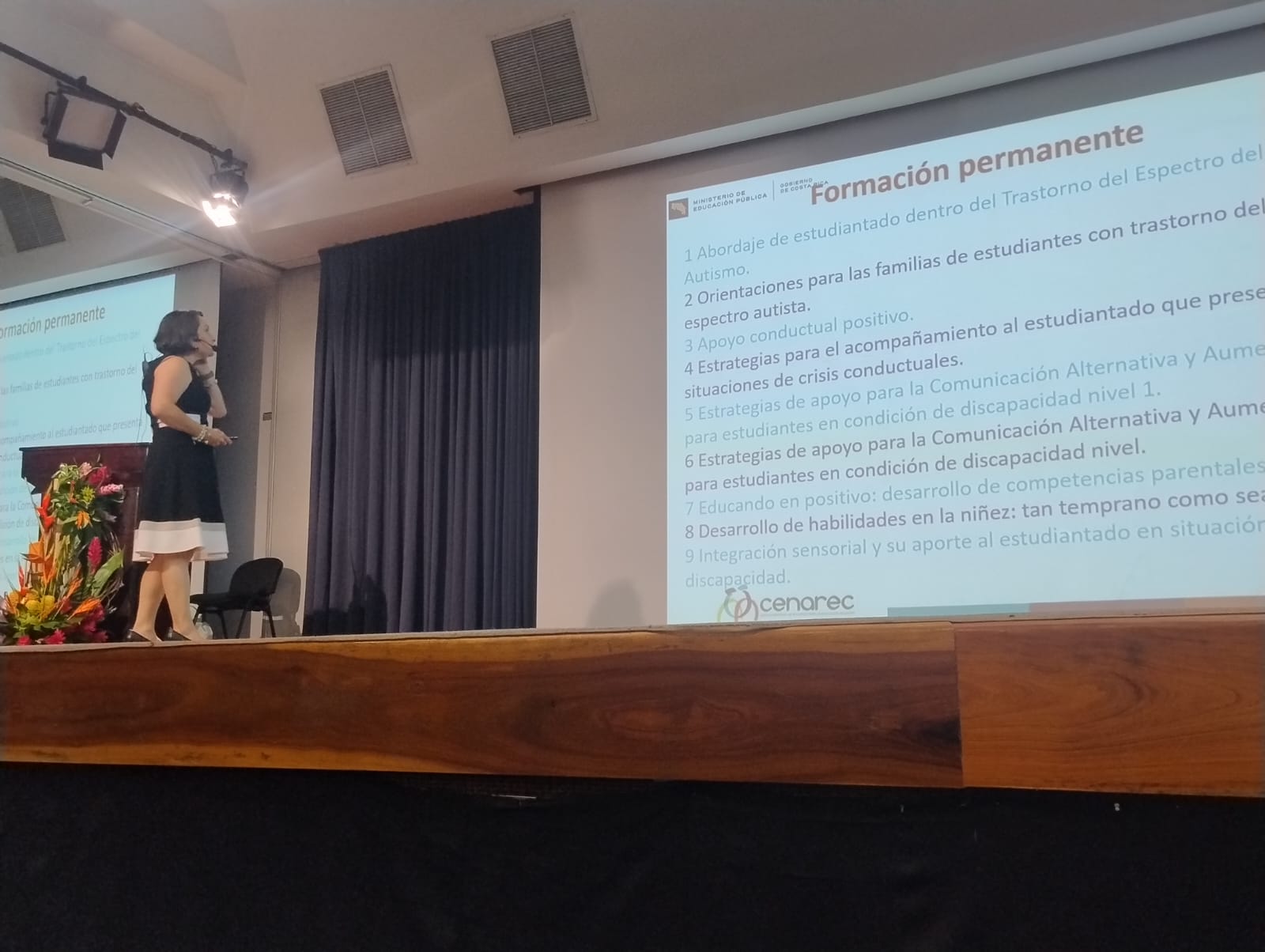 Karla Castillo exponiendo en el Simposio