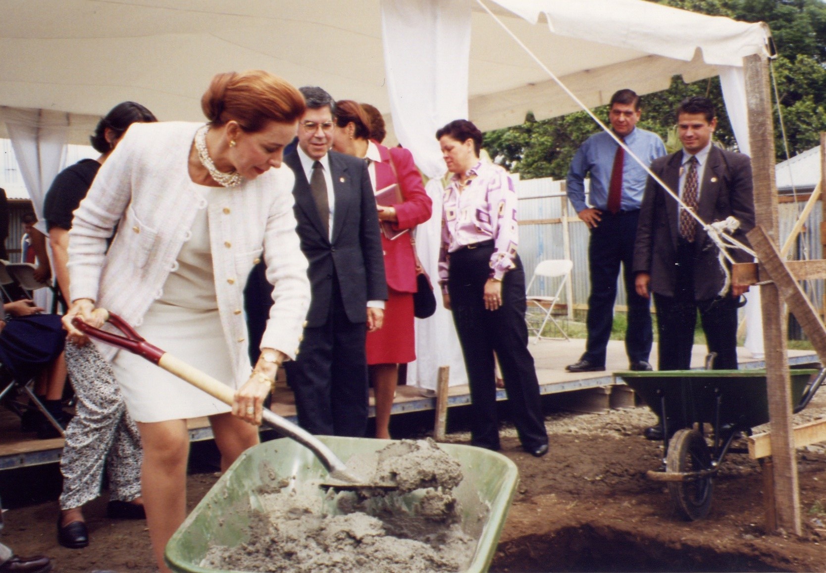 Lorena Clare primera piedra CENAREC