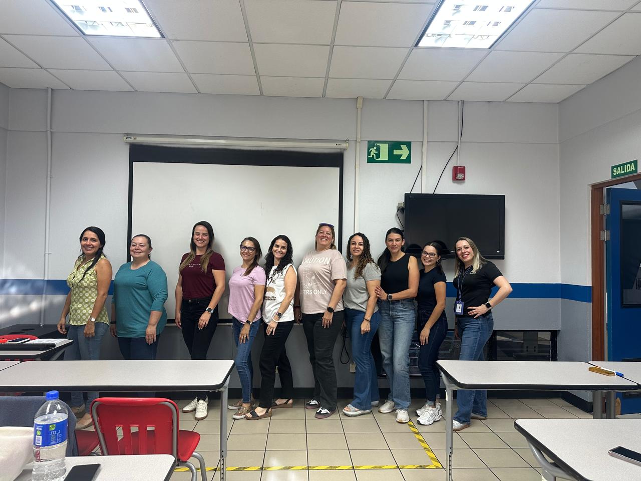 Foto grupal de todas las personas participantes